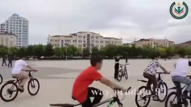 ✔️В ЧР детям подарили велосипеды за посещение мечети в месяц Рамадан смотреть онлайн