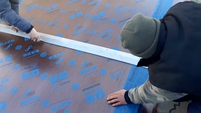 Демонтаж старого и монтаж нового поликарбоната на автонавес.