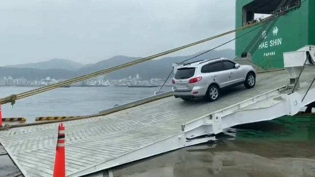 Koreyada avtomobillərin gəmiyə (RORO) yüklənməsi