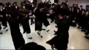 Евреи танцуют под музыку