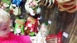 Учим цвета с цветными елочными игрушками под рождественские мелодии Забавное детское видео Рианны Ри