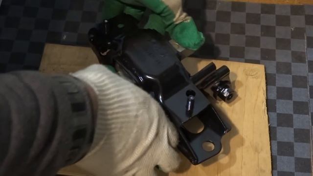 VW polo sedan / замена левой подушки КПП made in spain смотреть онлайн