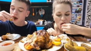 МУКБАНГ КУРИЦА ГРИЛЬ И КАРТОФЕЛЬ/СОЛЁНЫЕ ОГУРЦЫ