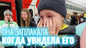 Это реакция на бегущий сюрприз ей на встречу! Она ЗАПЛАКАЛА! Слёзы счастья на глазах у ребёнка...