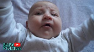 Ребенок смешно агукает в 3 месяца.