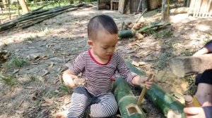 Build a bamboo gate to protect the house from wild animal attacks