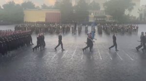 Дождь десантника не мочит,
Дождь десантника бодрит,
Он один десятка стоит,
Для Отчизны верный щит!