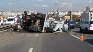Москва. Бетономешалка перевернулась (22.09.2015 г.)