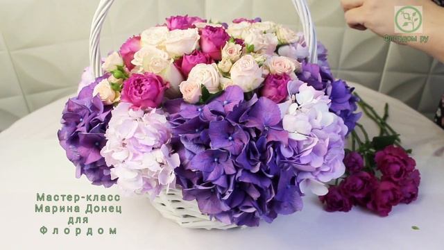 Сочетание сиренево-фиолетовых гортензий и розовых роз в одной корзине. смотреть онлайн