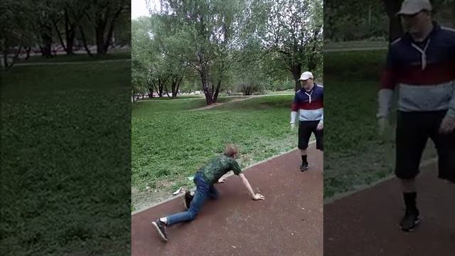 Уличная тренировка (отжимания) смотреть онлайн