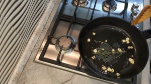Треска жареная без муки на сковороде с чесноком и тимьяном | Рыбное блюдо