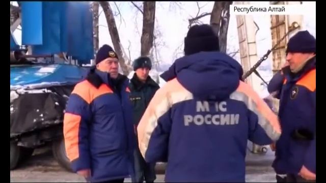 Родственники упавшего вертолета на Алтае надеятся, что их близкие выжили... смотреть онлайн