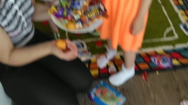 ПИНЬЯТА ЧЕЛЕНДЖ. Разбиваем пиньяту Ниндзяго на день рождения. Много сладостей и игрушек смотреть онлайн