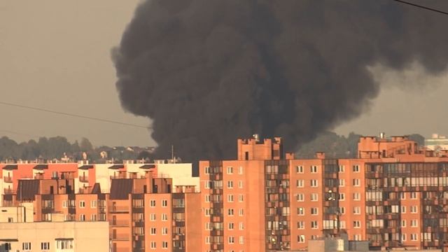Мощный пожар под Санкт-Петербургом: Что-то очень сильно горит в Кудрово. смотреть онлайн