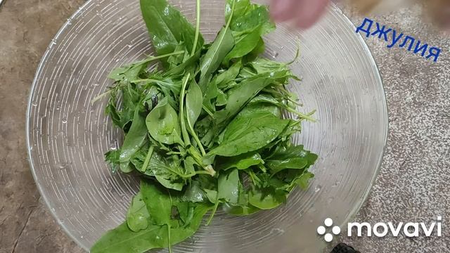 Теплый салат с беконом и помидорами