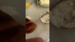 Приготовление бутерброда с черной икрой