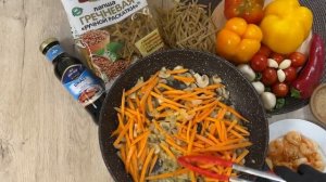 Wok- лапша с овощами и креветками за 15 минут