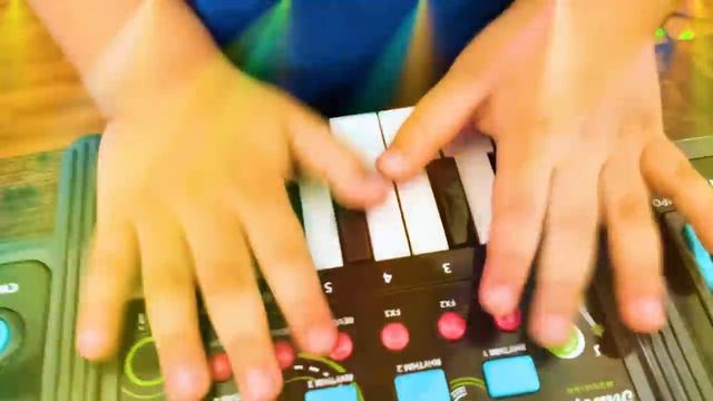 Emma and Lyndon Pretend Play with Magic Dress Up Costume Box смотреть онлайн