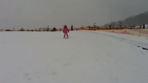 Маленькая Алёна катается на лыжах 2013