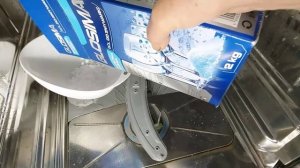 Как правильно #засыпать_соль_в_посудомоечную_машину