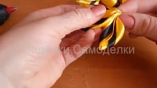 Как сделать цветок из кусочков атласных лент.Мастер класс. смотреть онлайн