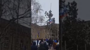 Жители Старобельска Луганской области под аплодисменты сняли российский флаг и подняли Украинский