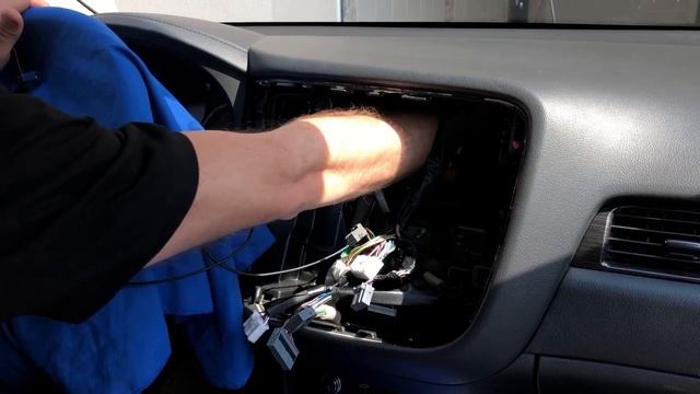 MITSUBISHI OUTLANDER - Яндекс Авто установка смотреть онлайн