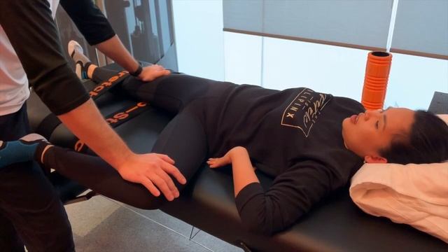 I GOT PROFESSIONALLY STRETCHED FOR THE FIRST TIME/ LAZY MAN'S YOGA? смотреть онлайн