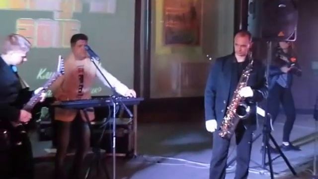 Саксафон на улицах вечернего Саратова смотреть онлайн