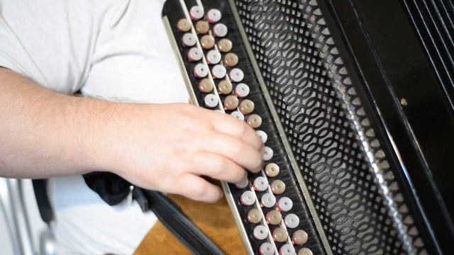 «В лесу прифронтовом» Разбор песен на баяне ноты и аккорды. смотреть онлайн