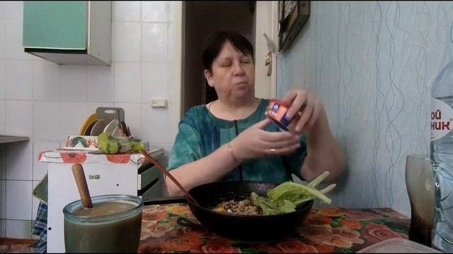 ВСТРЕТИЛА ИННУ СУДАКОВУ. МУКБАНГ ЯИЧНИЦА С ГРЕЧНЕВОЙ КАШЕЙ