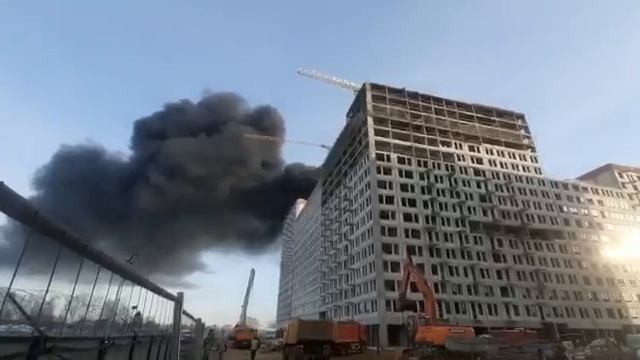 На севере Москвы произошел пожар в строящейся многоэтажке