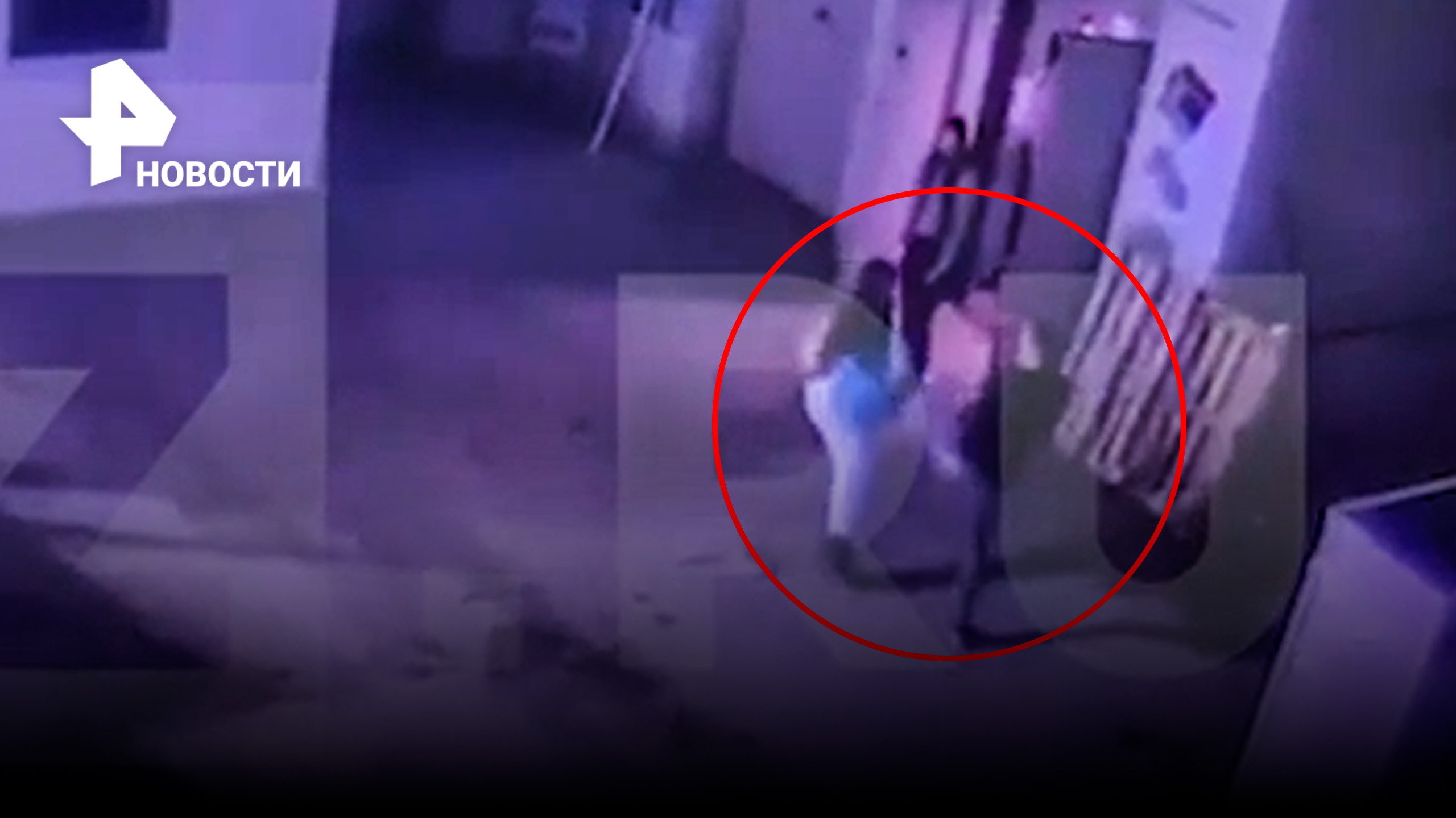 В Петербурге девушка напала на мужчину с ножом / РЕН Новости