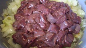 Свиная печень в сметане