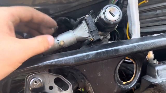 Как снять замок Mercedes 190 легко и просто!!! смотреть онлайн
