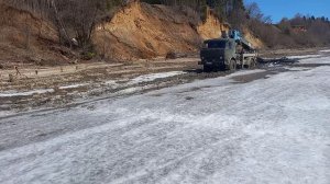 16 апреля 2021г. кранборт не доехал. Тащим сваи волоком.