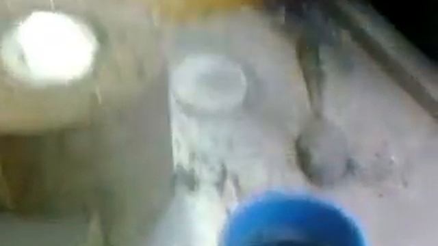 Мужик сует пальцы в расплавленный металл смотреть онлайн