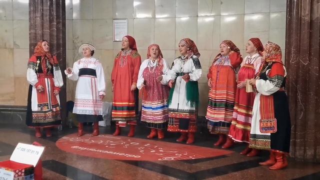 Группа "Ожерелье" душевно исполняет народные песни в красивых костюмах