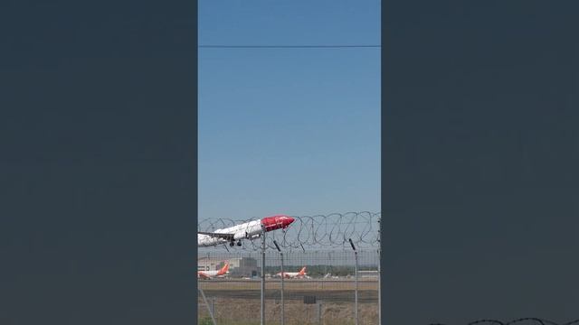 Norwegian Boeing 737-8JP TAKEOFF And GEAR UP From London Gatwick Airport (LGW) To Oslo (OSL) Norway