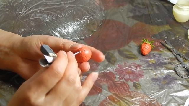 Клубника из холодного фарфора, полимерной глины  Легкий способ лепки