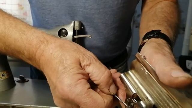 Очистка швейной машины от засохшего подсолнечного масла (Часть 1) смотреть онлайн