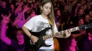 Ребенок играет на гитаре.  Алексия.  9 лет