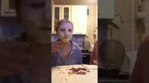 Муж с женой играют в камень ножницы бумага