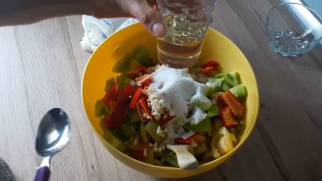 САЛАТ ИЗ ЗЕЛЕНЫХ ПОМИДОРОВ И ЧЕСНОКОМ /  САЛАТ ОЧЕНЬ ВКУСНЫЙ, НЕВОЗМОЖНО ОТОРВАТЬСЯ!