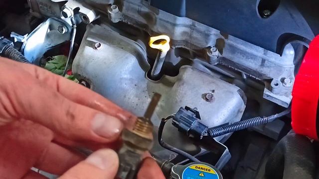 Замена датчика охлаждающей жидкости НИССАН АЛЬМЕРА КЛАССИК смотреть онлайн