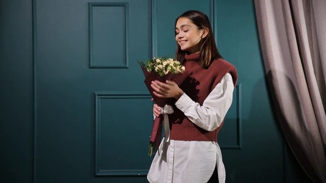 Букет из 7 белых кустовых роз смотреть онлайн