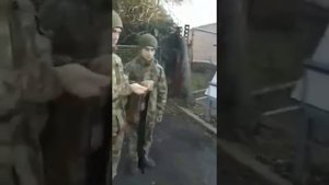 Солдата попросили одеть автомат на плечо.The soldier was asked to put a machine gun on his shoulder