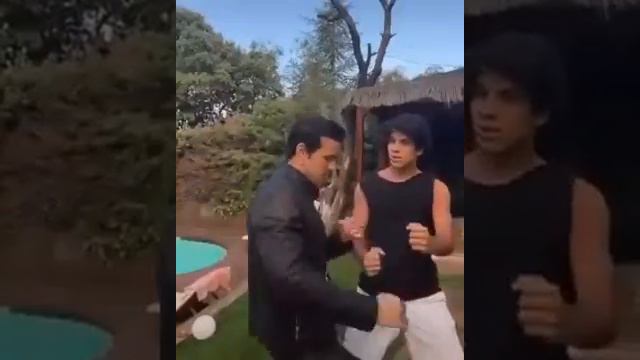 Mario casas bailando RAKA TAKA TAKA  con su Hermano