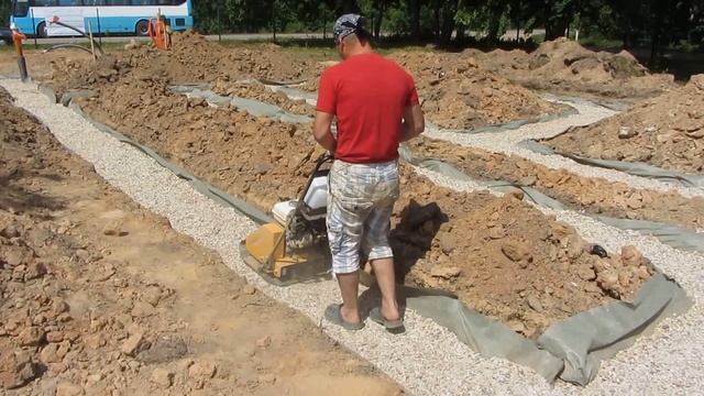 Фундаментные работы. Гравийная подушка под ленточный фундамент. смотреть онлайн