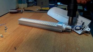 Установка світлодіодної лампи G23 в настільний світильник